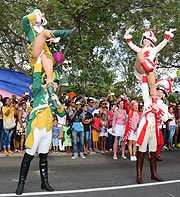 Kölner und Düsseldorfer Tanzpaare bei 32 Grad auf dem Seychellen Carnaval International de Victoria 2016 (©Foto: Martin Schmitz)